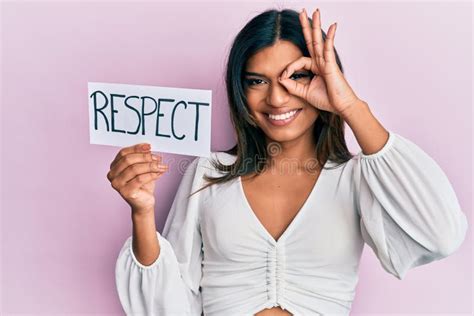 Joven Transexual Latina Transexual Mujer Sosteniendo Respeto Mensaje Papel Sonriendo Feliz