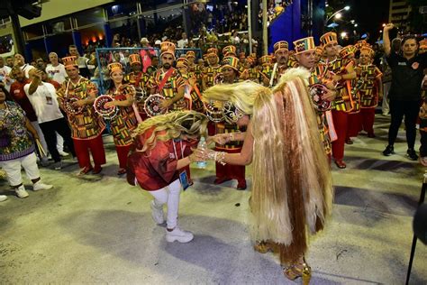 Fotos Lexa ajuda a mãe em sua estreia como rainha de bateria na Unidos