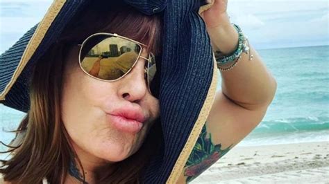 Alejandra Guzmán hace a un lado las críticas y enseña su cuerpo en bikini TRIBUNA