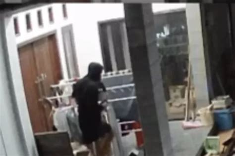 Curi BH Saat Dijemur Aksi Aneh Pria Di Ponorogo Tertangkap Kamera CCTV