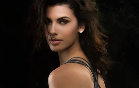 Обои girl hot sexy eyes smile beautiful figure model на телефон