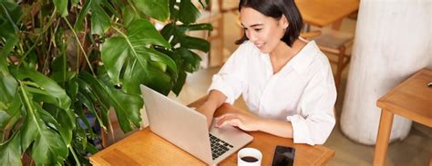 Mulher Trabalhadora Em Um Caf Usando Laptop Estudando Remotamente Como