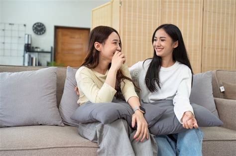 Pareja Gay Se Abraza En El Sofá Para Relajarse Juntos En Relación Saludable Conexión De Amor