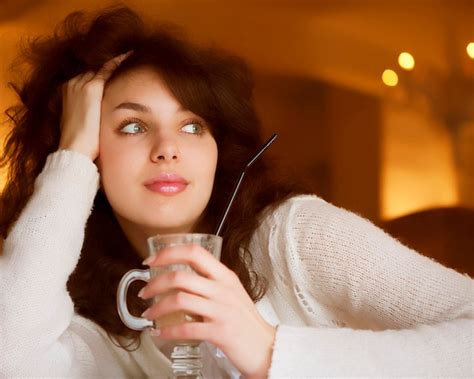 Mujer joven disfrutando de café con leche en la cafetería Foto Premium