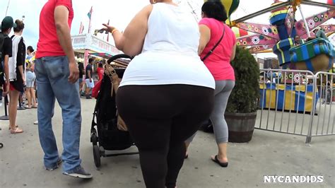 ASS SO FAT SHE CAN T WALK RIGHT