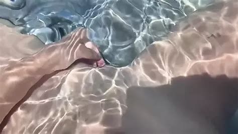 Italienische milf artemisia Love in miami mit dicken titten einen bikini am strand trägt