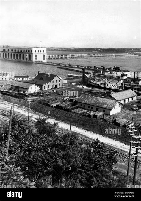 Keokuk, Iowa c. 1920 The sidewheeler "Quincy" going through the locks ...