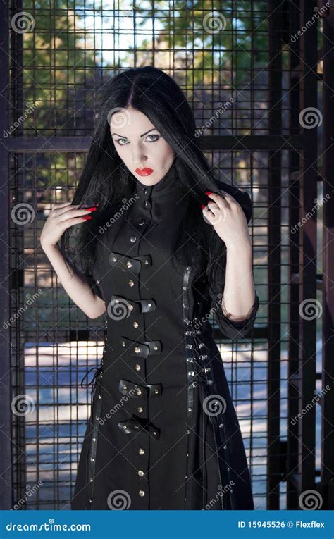 Jeune Femme Gothique De Brunette De Type Dans La Robe Noire Photo Stock Image Du Noir Beau