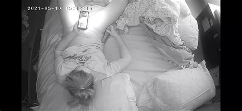 Betr Gende Geile Ehefrau Masturbiert Mit Dildo Neben Ehemann Fast Erwischt Xhamster