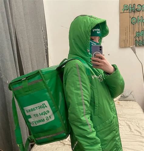 Líder de Pussy Riot huye de Rusia disfrazada de repartidora