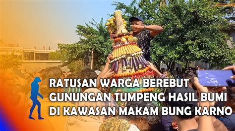 Blitar Ratusan Warga Berebut Gunungan Tumpeng Hasil Bumi Di Kawasan