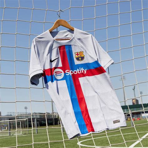 Barcelona Barça Presentó Tercer Uniforme Para Esta Temporada