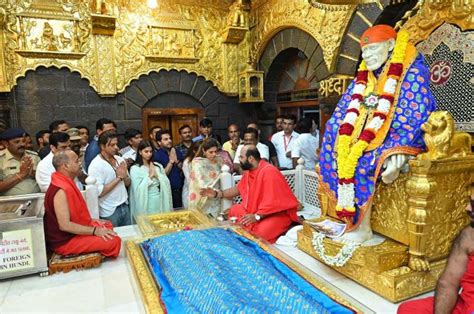 Shah Rukh Suhana Pray At Sai Baba Temple Movies
