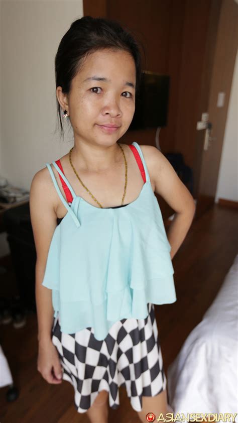 La MILF Asiatique Oil B Brune Montre Sa Chatte Poilue Et Prend Une Gaule En Profondeur