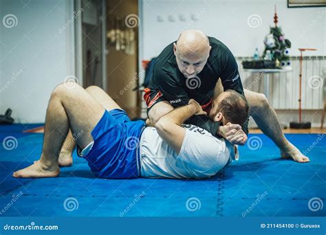 BJJ Brazilian Jiu Jitsu Ground Sparing Neck Head Lock Submission