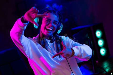 Photo Of Cute Lovely Blonde Girl Fingers Frame Cadre Play Gamer Computer Game Late Night Blue