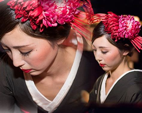 Cận cảnh bàn tiệc xa hoa trên cơ thể mẫu nude