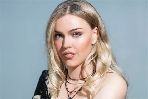 Souriante Jeune Blonde Aux Cheveux Longs Belle Femme Sexy Avec Paule Nue Positivit Et Joie