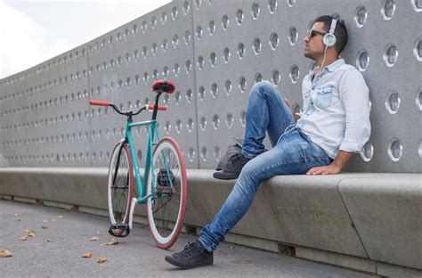 Hombre Adulto Sentado En Una Pared De Contenci N Foto Premium