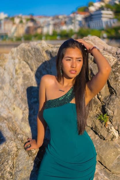 Retrato De Una Joven Latina Disfrutando Del Verano Con Un Vestido Verde Junto Al Mar Foto Premium