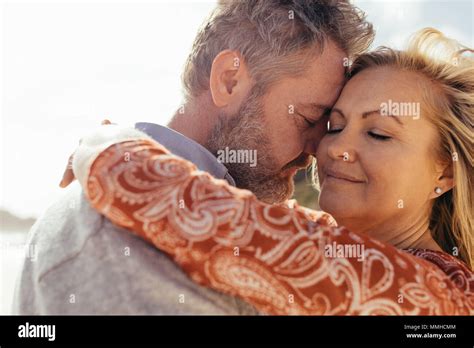 Romantic couple embracing outdoors sur plage Belle mature woman séduit par son mari sur la