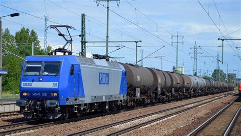 RBH 205/145-CL 205 (145 101-2) mit Kesselwagenzug am 29.06.16 Bf ...
