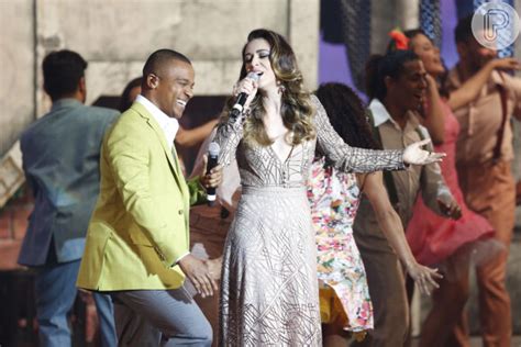 Foto Roberta Sá foi de vestido nude de manga longa A cantora se apresentou ao lado de