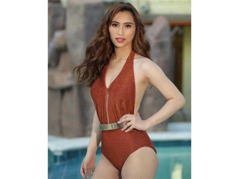 Hot Sexy Isabela Vinzon Bikini Pics