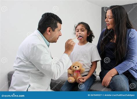 La Mère Latina S occupe De Sa Petite Fille Frisée Et L accompagne Au Bureau Des Médecins