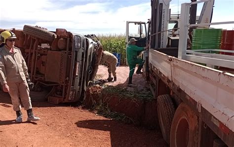 Carreta Tomba E Motorista Fica Preso S Ferragens Em Chapad O Do Sul