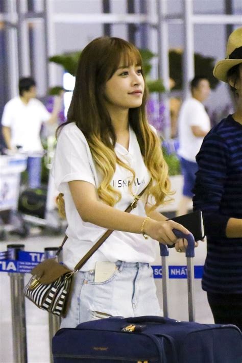 THỜI TRANG SÂN BAY của hot girl Việt có gì khác với các sao