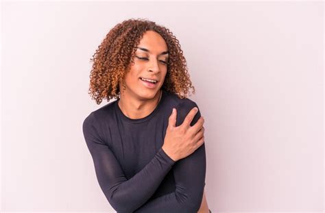 Jovem Mulher Transexual Latina Isolada No Fundo Rosa Rindo E Se Divertindo Foto Premium