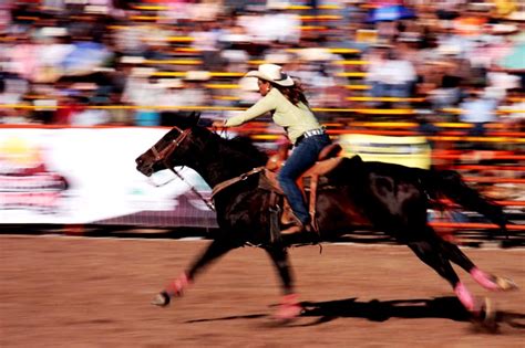 Llegan el rodeo y la convivencia a la colonia Revolución