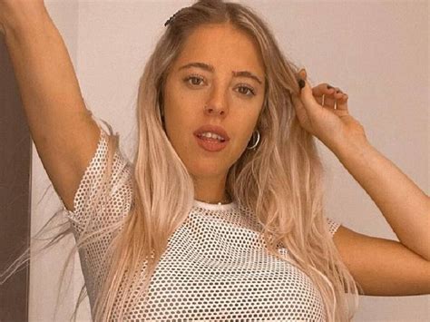 De frente y de espaldas Nati Jota posó en bikini al borde del mar La