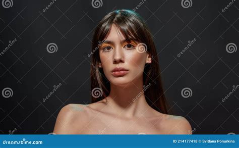 Porträt Der Nackten Jungen Brunette Frau Mit Großen Braunen Augen Und Bunten Dem Make up