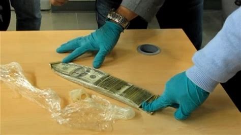 Detienen En El Aeropuerto De Bogot A Dos Mujeres Con D Lares En La Vagina Minuto