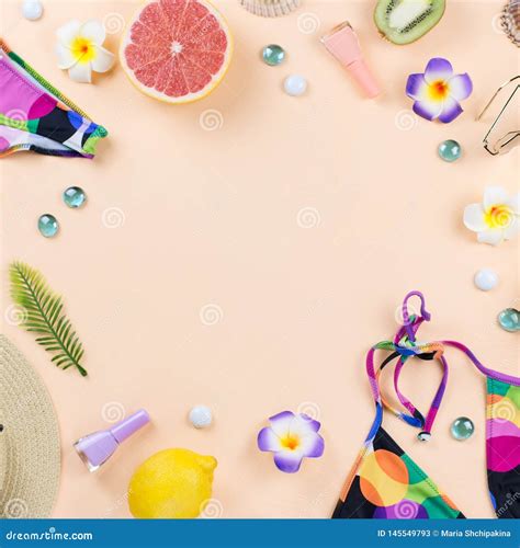 Traje De Ba O Del Bikini Con El Sombrero De Paja Las Flores Y Las Frutas Dise O Plano