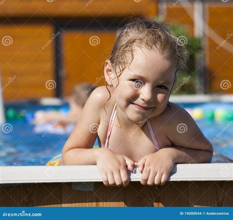Petite Fille Heureuse Dans La Piscine De Bikini Photo Stock Image Du Bikini Humain