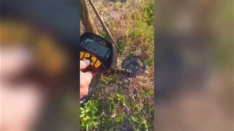 Inexpensive metal detector MD-3028 with built-in pinpointer - YouTube