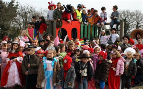 Ecole Sainte Anne Un défilé costumé pour le carnaval Plougoumelen