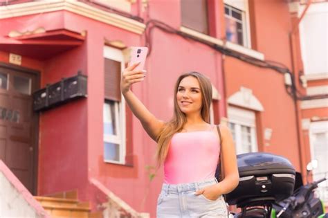 Jeune Femme Caucasienne Blonde Dans Une Rue Avec Des Maisons Aux Façades Colorées Derrière