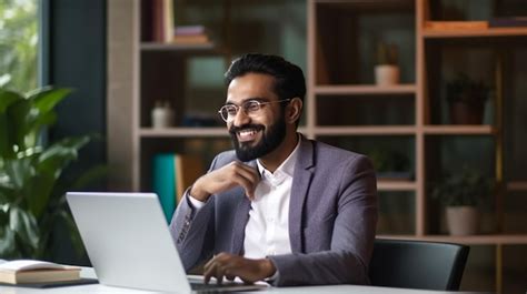 Hombre De Negocios Indio Sonriente Trabajando En Una Computadora