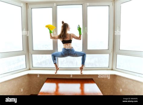 The Naked Neighbor Washes The Window Photos Porn Photo