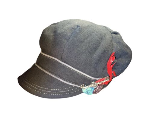 Topi Newsboy Dengan Aksen Bros Klasik Desain Id