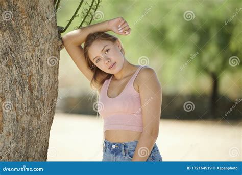 Bet Ubende Junge Latina Frau Wirft In Verlassenem Geb Ude In Der W Ste Auf Stockbild Bild Von