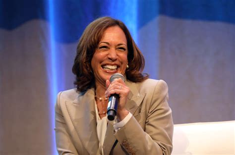 A Vice Presidente Kamala Harris Exibiu Seus Novos Discos De Vinil