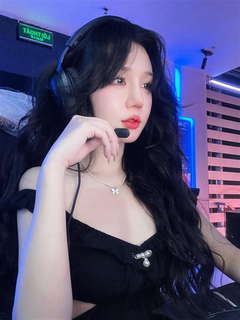 Mặt mộc gây chú ý của hot girl phòng net 300 000 người theo dõi oFamily