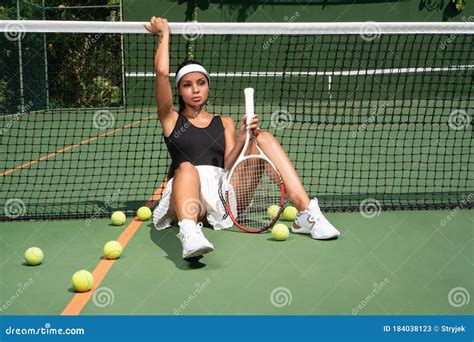 Chica Sexy En Bikini Jugando Al Tenis En La Cancha Imagen De Archivo Imagen De Corte Cohete