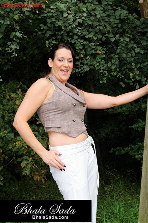 Hot British Milf Gets Nude In Local Park Photos