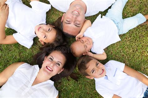 Retrato De Una Familia De Cinco Padres Y Sus Hijos Tendidos Sobre La